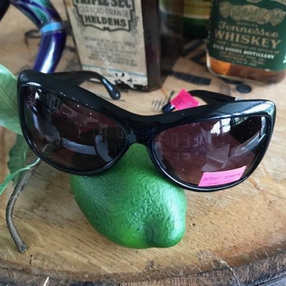 BETSEY JOHNSON Raven Black UV Sunglasses 37 Betsey Johnson Raven Women Black Plastic Frames Only  main image 2